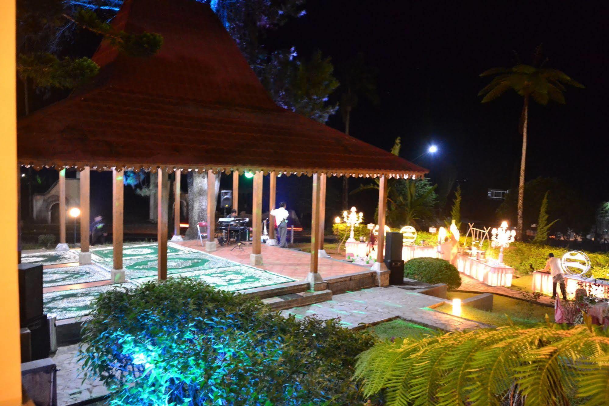 Hotel Indah Palace Tawangmangu Buitenkant foto