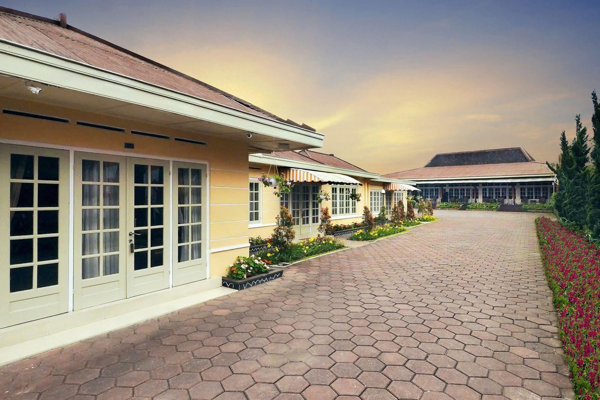 Hotel Indah Palace Tawangmangu Buitenkant foto