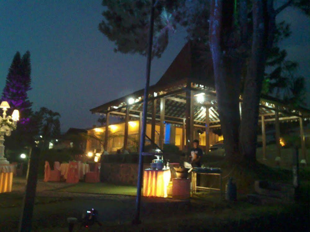 Hotel Indah Palace Tawangmangu Buitenkant foto